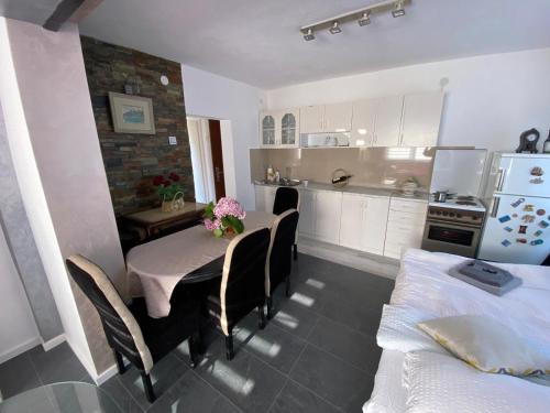 a kitchen and dining room with a table and chairs at Apartmani Lipa in Višegrad
