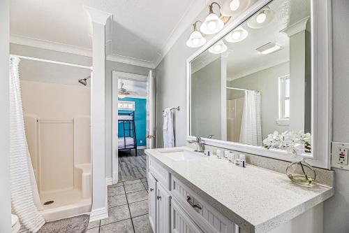 uma casa de banho com um lavatório e um espelho grande em Isla Bonita em Galveston