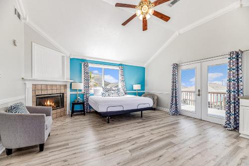 um quarto com uma cama e uma lareira em Isla Bonita em Galveston