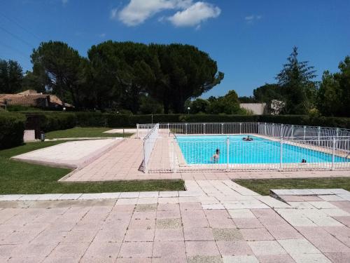 - une grande piscine avec une personne dans l'établissement F1 avec piscine dans résidence privée, à Bagnols-en-Forêt