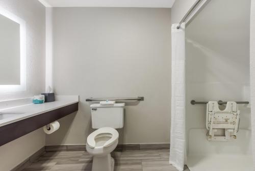 Phòng tắm tại MainStay Suites Bourbonnais - Kankakee