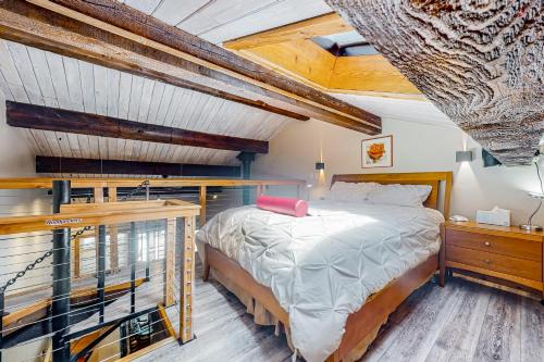 ein Schlafzimmer mit einem großen Bett und einer Holzdecke in der Unterkunft Something Special in Vail