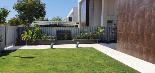 a backyard with a fence and a fireplace at Modern Zen Bali in Puerto Real