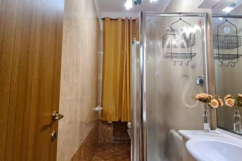 een badkamer met een douche en een wastafel bij Casa Baffo in Piombino