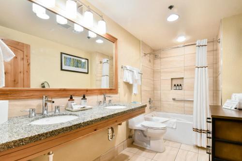 Grand Summit Lodge by Park City - Canyons Villageにあるバスルーム