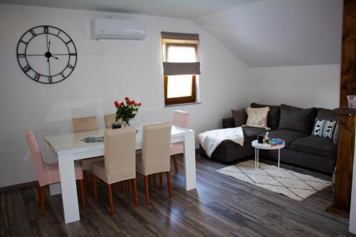 een woonkamer met een tafel en een bank bij Timeless in Gospić