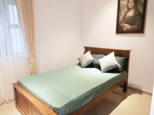 un letto con due cuscini sopra in una stanza di 1F/F4/U4 ,Elixia 3C'S Apartments Malabe a Malabe