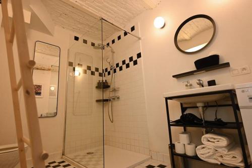 uma casa de banho com um chuveiro e uma porta de vidro em Superb 3 Bedroom & 3 Bathroom Duplex In Brussels City Centre em Bruxelas
