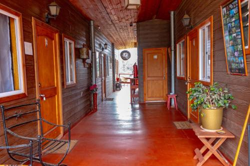 an empty hallway of a wooden house with a plant at Departamentos Aquario Papudo in Papudo