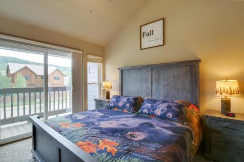 um quarto com uma cama grande e uma varanda em Crested Butte Getaway Near Skiing and Shopping! em Crested Butte