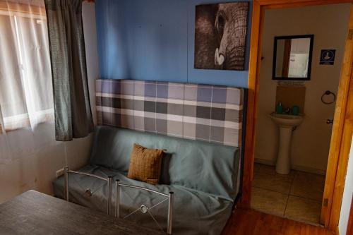 a couch in the corner of a room at Departamentos Aquario Papudo in Papudo