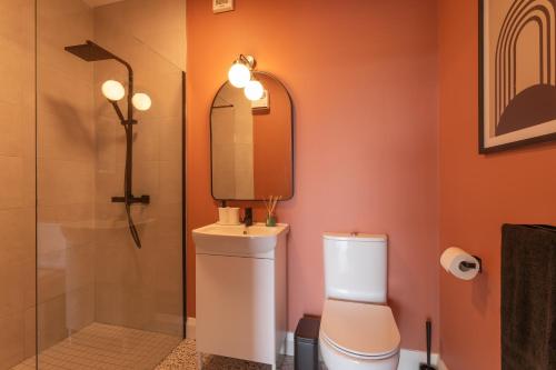 高威的住宿－'The Stables' (Tigh Mary)，浴室配有卫生间、盥洗盆和淋浴。