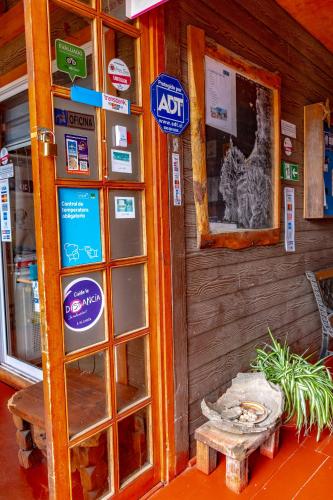 a store with a sign on the side of a building at Departamentos Aquario Papudo in Papudo