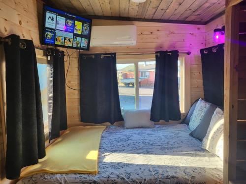 um quarto com uma cama numa pequena casa em Tiny Home By The Beach em Blaine