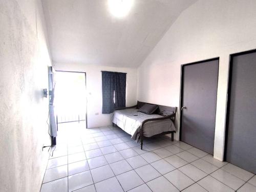 ein Schlafzimmer mit einem Bett in einem Zimmer mit einem Fenster in der Unterkunft Área Consulado y CAS 1 persona - D8 in Nuevo Laredo