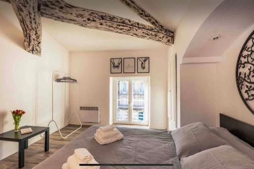 a living room with a couch and a window at Appartement cocooning, climatisé, au cœur d’Agen in Agen