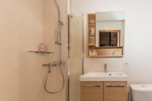 a bathroom with a shower and a sink at Appartement cocooning, climatisé, au cœur d’Agen in Agen