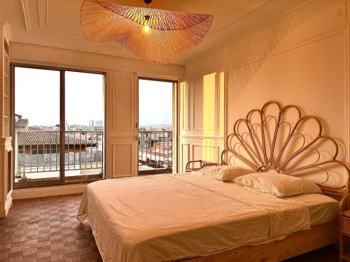 une chambre avec un grand lit et une grande fenêtre dans l'établissement Côté Vieux Port - 105m2 - Port & Sea View, à Marseille