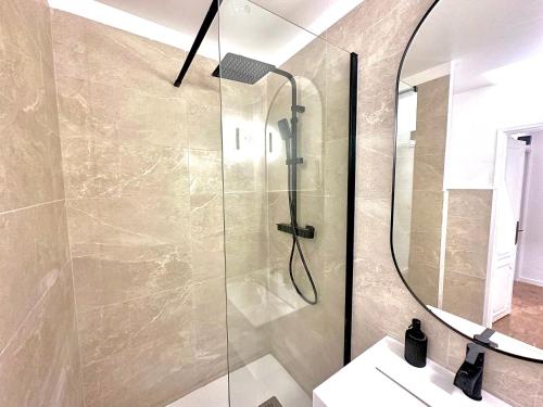 une douche avec une porte vitrée dans une salle de bain dans l'établissement Côté Vieux Port - 105m2 - Port & Sea View, à Marseille