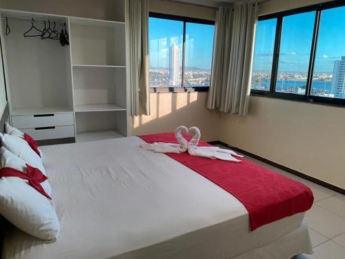 1 dormitorio con cama blanca con arco en Águas Palace Hotel en Petrolina