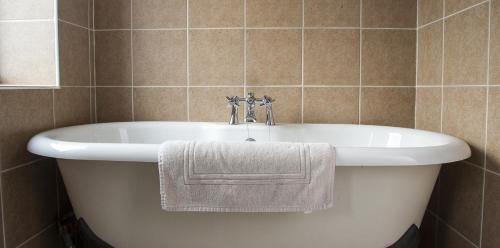 bañera con toalla en el baño en Poolewe Hotel, en Poolewe