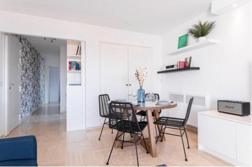 une cuisine et une salle à manger avec une table et des chaises dans l'établissement Cocoon with garden near the sea, à Cannes