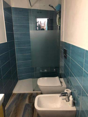 uma casa de banho com um WC branco e um lavatório. em Appartamento Katia Isola d'Elba em Portoferraio