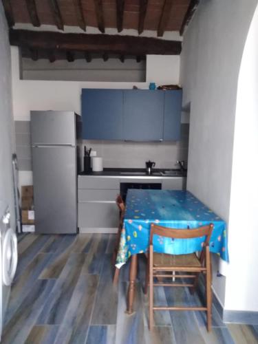 uma cozinha com uma mesa com uma toalha de mesa azul em Appartamento Katia Isola d'Elba em Portoferraio