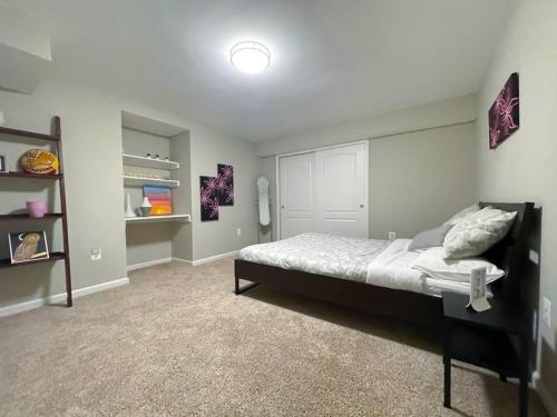 Легло или легла в стая в Private Basement Apartment - Reston