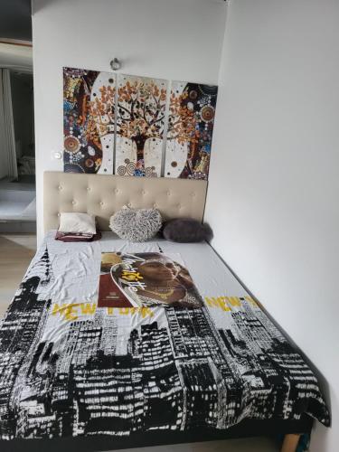 um quarto com uma cama com um edredão em Hamidani jkkld em Aureilhan