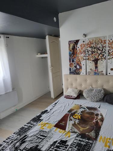Hamidani jkkld في Aureilhan: غرفة نوم مع سرير مع ملصق على الحائط