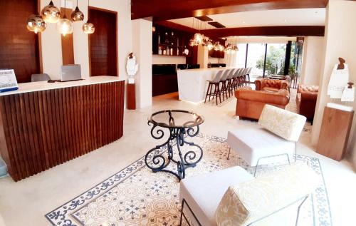 a living room with a counter and a table and chairs at Casa Boutique Pashá in Mérida