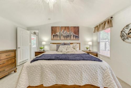 1 dormitorio con 1 cama grande y 2 ventanas en Peaceful Cloudcroft Vacation Rental Walk to Shops, en Cloudcroft