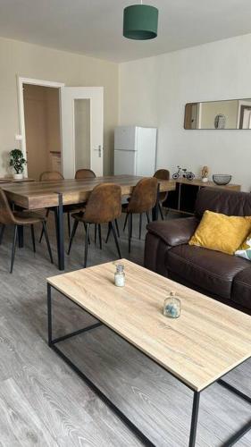 uma sala de estar com um sofá e uma mesa em Appartement cœur de ville em Châtillon-sur-Indre