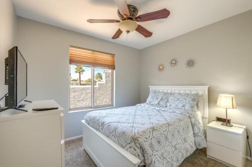Un dormitorio con una cama y un ventilador de techo. en Phoenix Home with Pool about 10 Mi to Camelback Mtn, en Phoenix