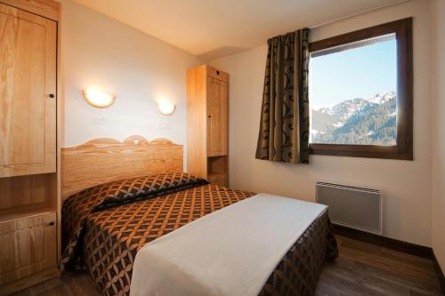 Posteľ alebo postele v izbe v ubytovaní Lagrange Vacances Les Chalets du Mont Blanc