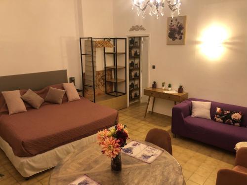 un salon avec un lit, un canapé et une table dans l'établissement Studio au cœur d'Avignon intra-muros, à Avignon