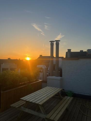 De zonsopgang of zonsondergang vanuit het appartement