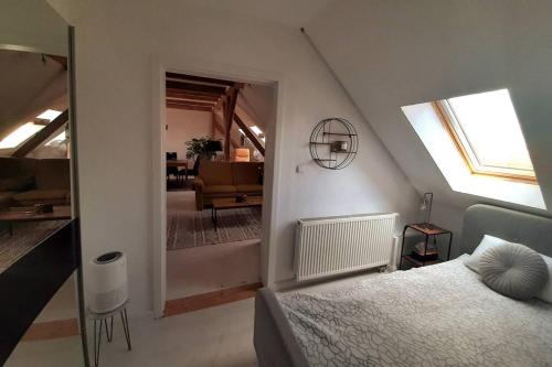 1 dormitorio con 1 cama y sala de estar en Gemütliche Wohnung in Burg, en Burg bei Magdeburg