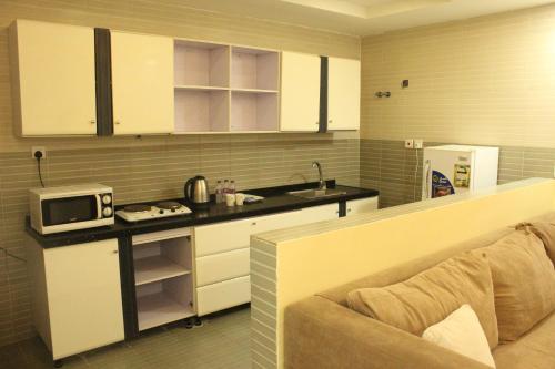 a kitchen with a counter and a microwave in it at Rose Al Haditha Hotel in Jeddah