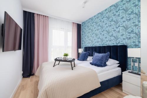 een slaapkamer met 2 bedden en een blauwe muur bij Vetulaniego Apartment with Air Conditioning & Parking by Renters Prestige in Krakau