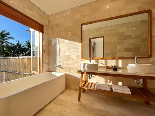 Vannituba majutusasutuses 2 Bedroom Exclusive Villa Rice Paddy views with Private Pool Includes Free Breakfast