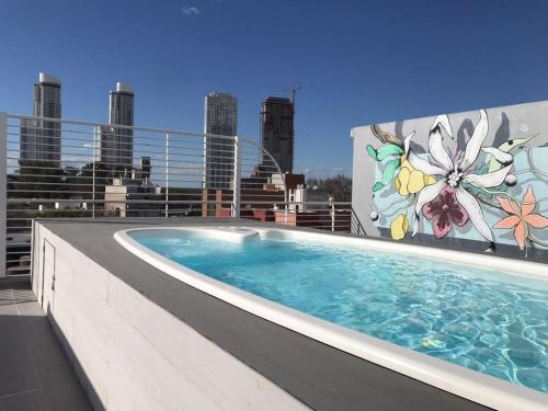 una piscina en la azotea de un edificio en Parque España en Rosario