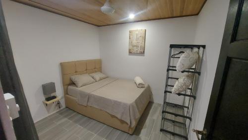 1 dormitorio pequeño con 1 cama en una habitación en Casa Dñ Ana, en Jacó