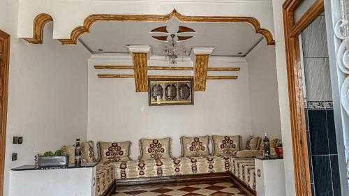 a living room with a couch and a chandelier at شاطئ الهدوء أمتار - استأجر كوخ محمد الربون ليوم من الاسترخاء 