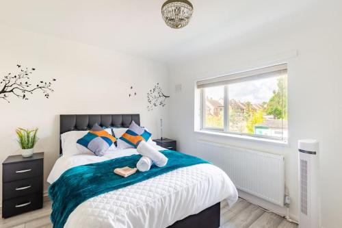 1 dormitorio con 1 cama con 2 toallas en Birmingham Great Barr Property Near Junction 7 M6 en Birmingham