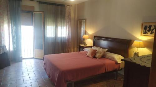 una camera da letto con un letto con una coperta rossa e una finestra di Chorrillo Alto a Torres