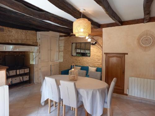 une cuisine et une salle à manger avec une table et des chaises dans l'établissement Les Rosiers 4-6 personnes 11km de Sarlat Périgord Noir, à Prats-de-Carlux