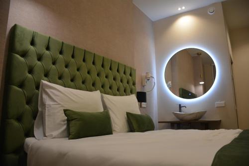 Postel nebo postele na pokoji v ubytování The IF Boutique hotel