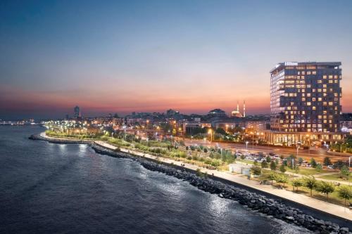 uma vista para uma cidade com um rio à noite em Hilton Istanbul Bakirkoy em Istambul